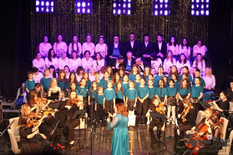 Kulturni centar poklonio sugrađanima koncert: Na sceni Pozorišta više od 120 izvođača