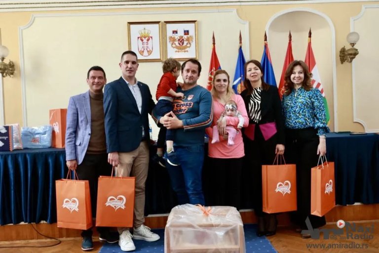 Bebi-paketi uručeni roditeljima dece rođene u prva tri meseca ove godine