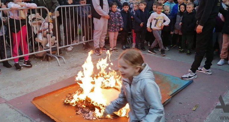 Kikiđani čuvaju jedinstvenu tradiciju: Preskakanje vatre uoči Lazareve subote