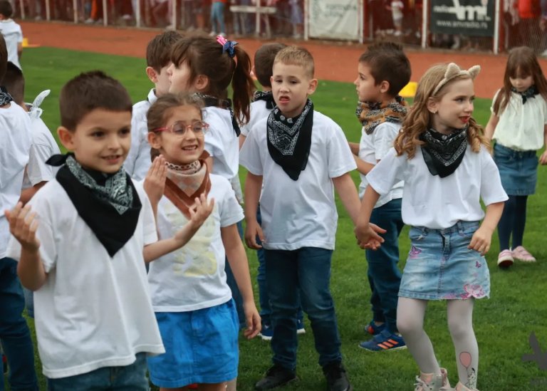 „Kad si srećan pleši“: Završna priredba predškolaca na stadionu