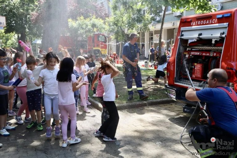 Vatrogasci NIS-a osnovcima predstavili ljudstvo i opremu