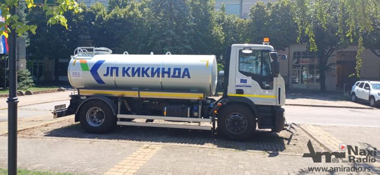 Zbog visokih temperatura na Trgu postavljena cisterna sa vodom
