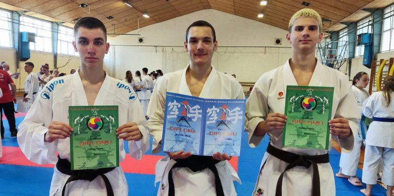 Karatisti „Feniksa“ položili za viša zvanja i pojaseve