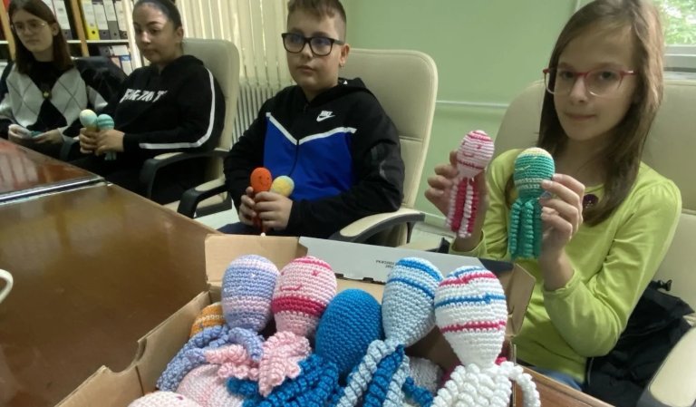 Humani učenici OŠ „Jovan Popović“ poklonili ručno rađenje „hobotnice čarobnice“ Odeljenju neonatologije