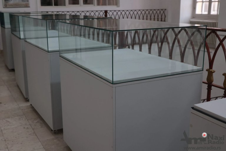 Vitrine sa staklenim zvonom i police za Istorijski arhiv