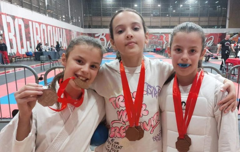 Karatisti „Feniksa“ osvojili 16 medalja na „Kupu prijateljstva“