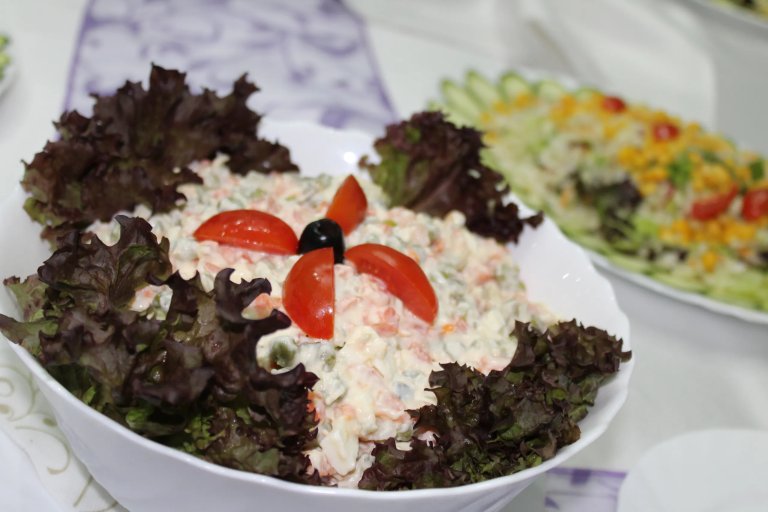Gastronomska manifestacija okupila Kikinđane i migrante za istim stolom