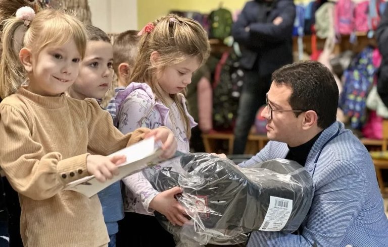 Za bezbednost najmlađih u saobraćaju: Podeljena buster sedišta i „Pažljivkova bojanka“