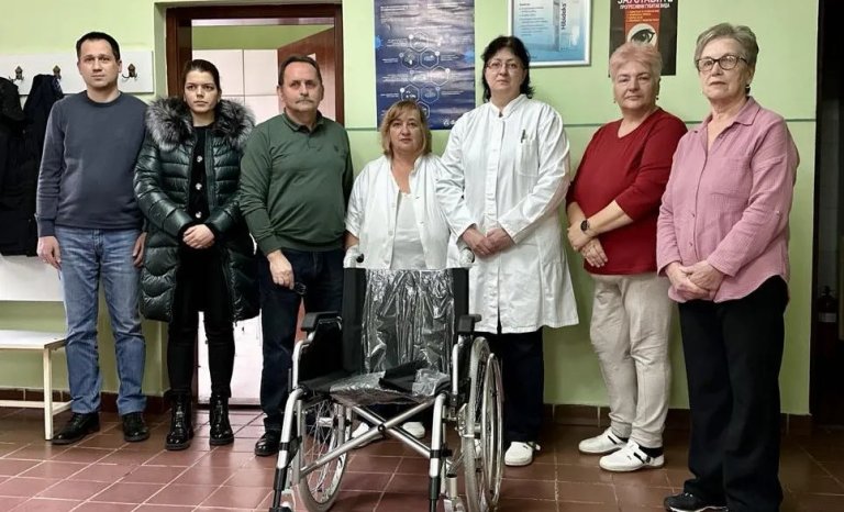 Ruskoselska udruženja donirala ambulanti Doma zdravlja invalidska kolica