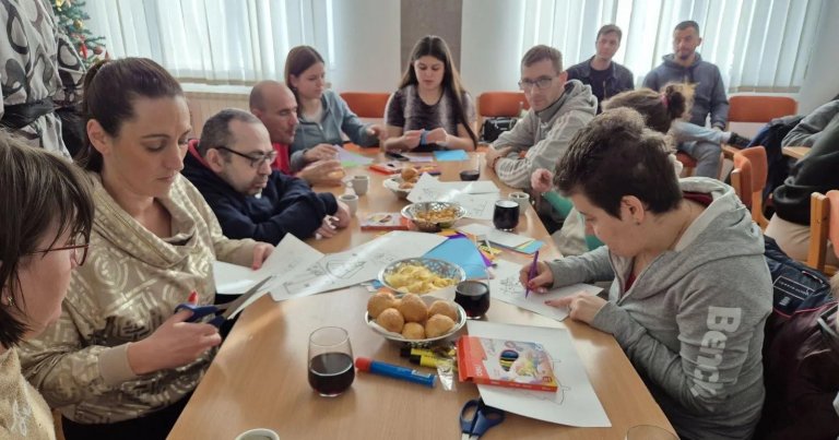 Saradnja Doma učenika i „Naše kuće“: Održana kreativna novogodišnja radionica