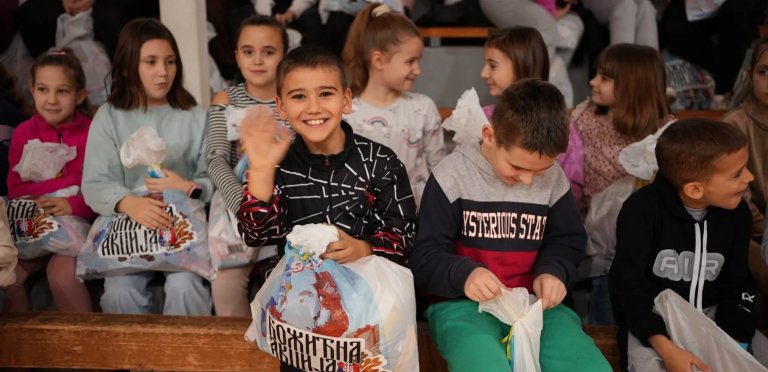 Ruskoselski osnovci dobili paketiće: Sredstva obezbeđena zahvaljujući humanoj dijaspori u Nemačkoj