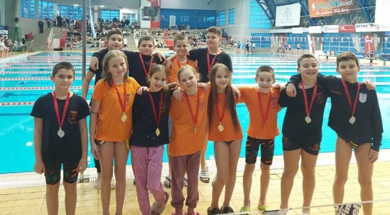 Plivači „Velike Kikinde“ osvojili 11 medalja: Filipu Đukiću pehar za najsvestranijeg plivača