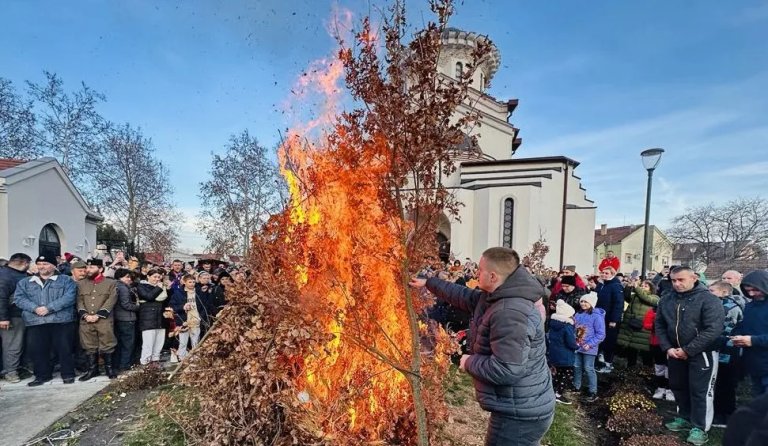 Doček, osvećenje i paljenje badnjaka u hramovima svetog Nikole i svetih Kozme i Damjana