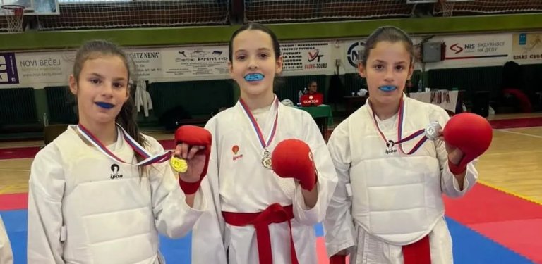 Karatisti „Feniksa“ osvojili 17 medalja u Novom Bečeju