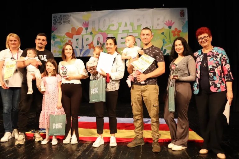 Una i Janko pobednici trke u puzanju beba „Naj kića“