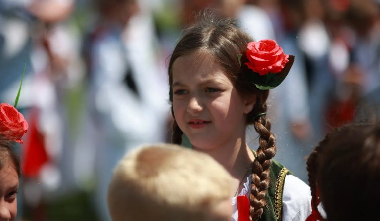 Predškolci se na najlepši način oprostili od vaspitača: Priredba „Kad si srećan, pleši“ održana na stadionu