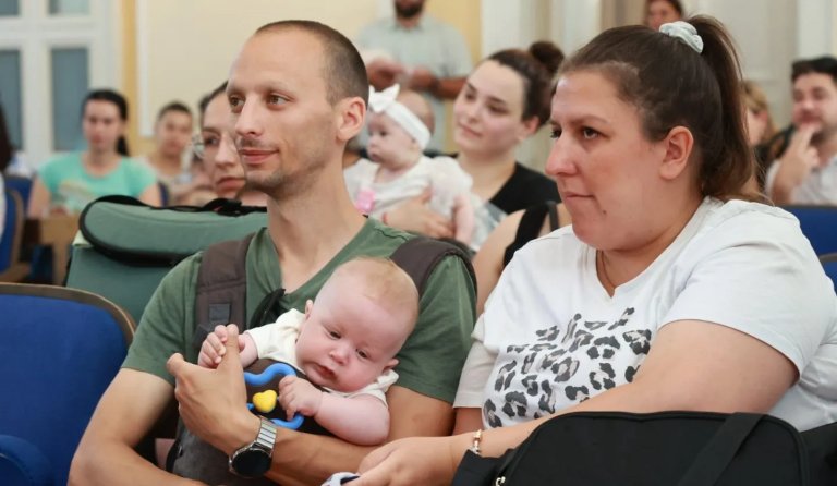 Uručeni bebi-paketi roditeljima dece rođene u prva četiri meseca ove godine