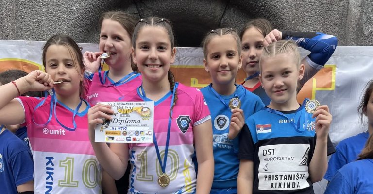 Škola odbojke „Ki 0230“ uspešna u Subotici: Osvojene medalje u svim kategorijama