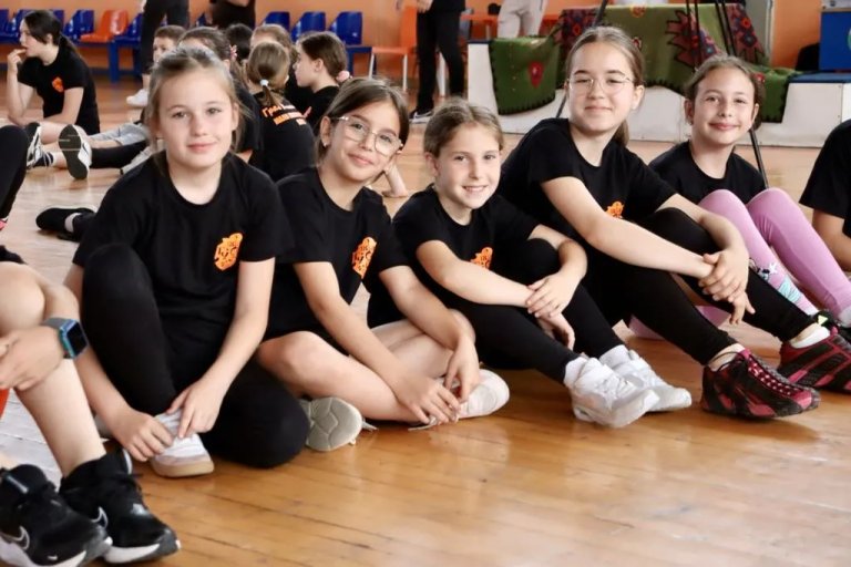 „Gusle“ organizovale Mali maturantski ples: Đaci se uz igru oprostili od učitelja i učiteljica