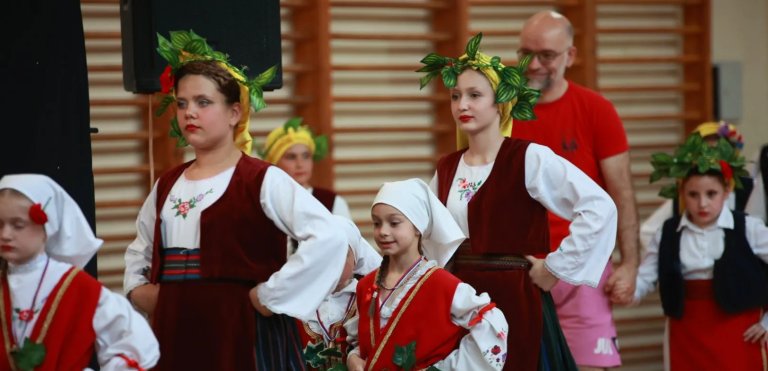 Udruženje „Jefimija“ u Ruskom Selu organizovalo priredbu „Za đaka prvaka“