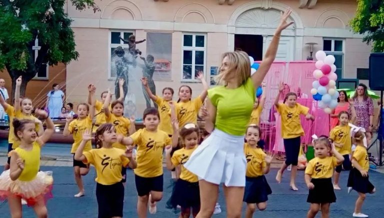 Plesni studio „Step up“ predstavio svoj rad nastupom u centru grada