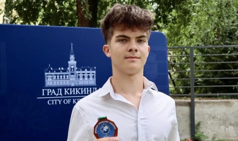 Prijem u bašti Gradske kuće za Aleksu Tomića, osvajača bronze na Evropskoj geografskoj olimpijadi