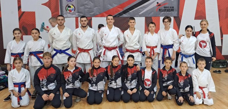 Karatisti „Feniksa“ osvojili 14 medalja na „Mavaši kupu“ u Novom Sadu