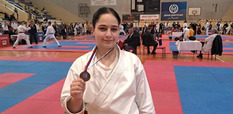 Karate: Mia Vašalić i Una Terzin bronzane na Prvenstvu Srbije