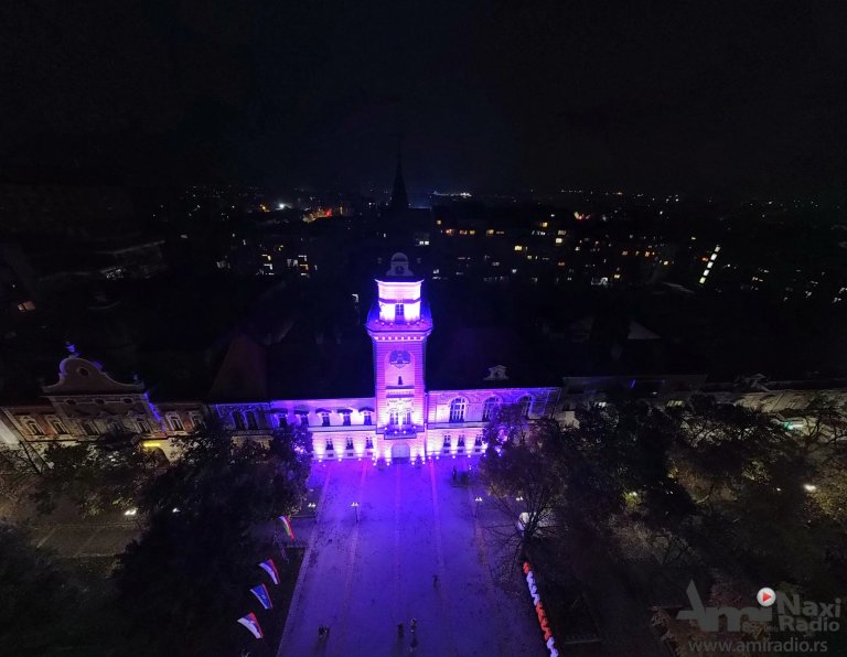 Kikinda u ljubičastom: Podrška malim borcima povodom Svetskog dana prevremeno rođenih beba