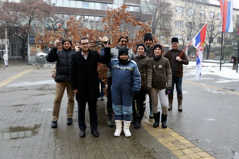 Danas je Badnji dan: Badnjak unet u Gradsku kuću