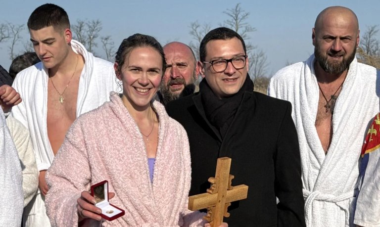 Aleksandra Bogojević prva doplivala do časnog krsta u Kozarcima