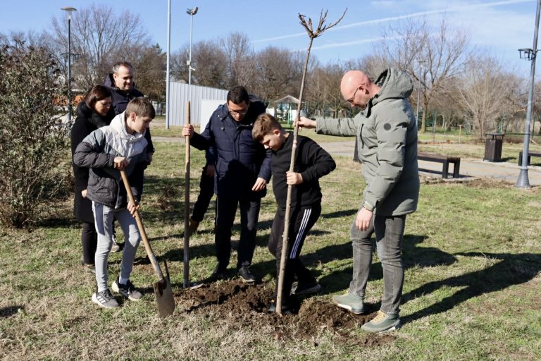 Staro jezero oplemenjeno novim zelenilom: Posađeno 450 sadnica