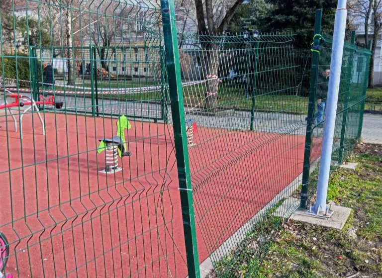 Apel Gradske uprave povodom oštećenja ograde na dečjem igralištu u centru grada