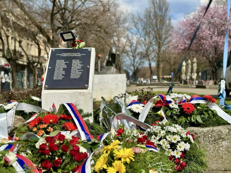 Sećanje koje ne bledi: Položeni venci na spomenik stradalim Kikinđanima