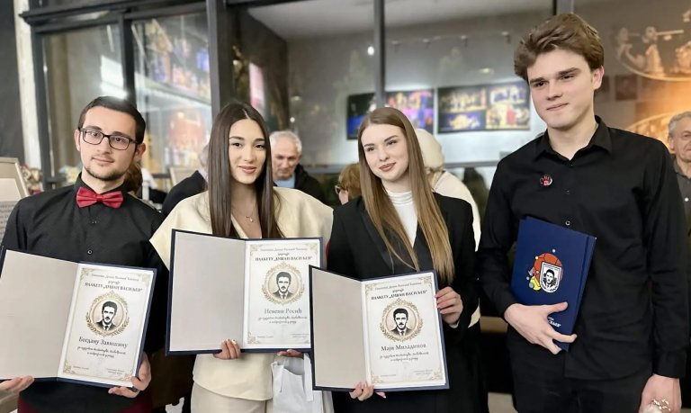 Gimnazija obeležila Dan škole: Uručeno 16 plaketa „Dušan Vasiljev“ najboljim maturantima