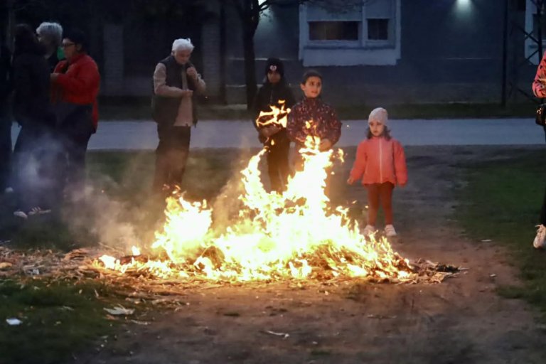Plamen koji spaja generacije: Lazaričke vatre na gradskim i seoskim sokacima