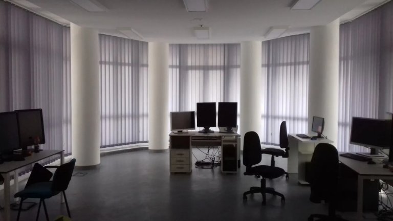 Zašto su trakaste zavese idealno rešenje za poslovni prostor ali i stanove