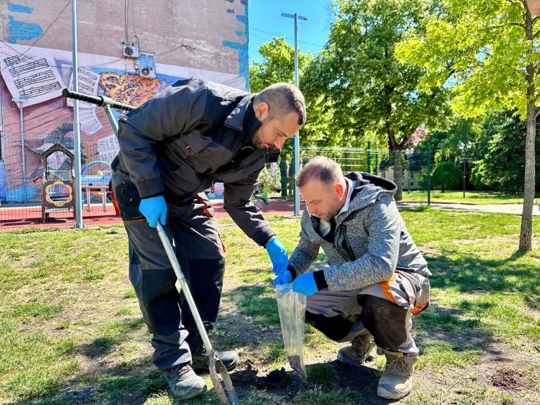 Uzorkovano zemljište u urbanim delovima grada radi hemijskih analiza