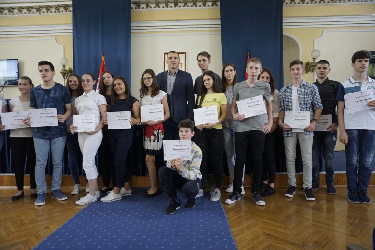 Nagrađeni najbolji učenici osnovnih i srednjih škola
