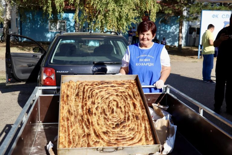 U Novim Kozarcima održana 16. „Pitijada“: Napravljena pita od preko 30 metara za očuvanje tradicije i humanost