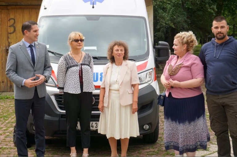 Dva policijska i medicinsko vozilo za Čoku