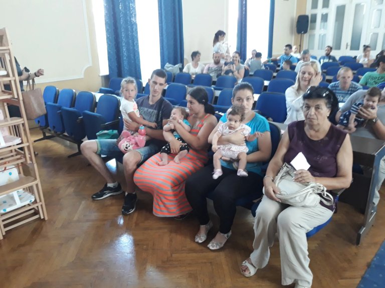 „Bebi klub“ podelio pakete roditeljima dece rođene od marta do maja