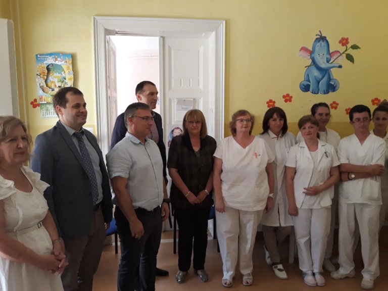 „Mekafor“ i „Banini“ donirali sredstva za rasvetu i medicinsku opremu Školskom i Dečjem dispanzeru