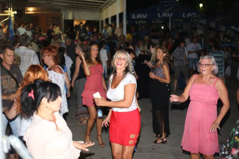 Foto vest: Kikinđani svih uzrasta đuskali uz disko muziku