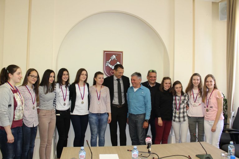 SREBRNA MEDALJA ZA ODBOJKAŠICE IZ OŠ „ŽARKO ZRENJANIN“