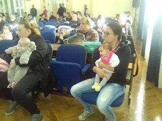 „Bebi klub“ podelio pakete roditeljima dece rođene od juna do avgusta