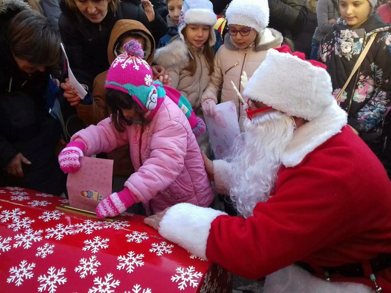 Deda Mraz u utorak donosi „Kutiju želja“