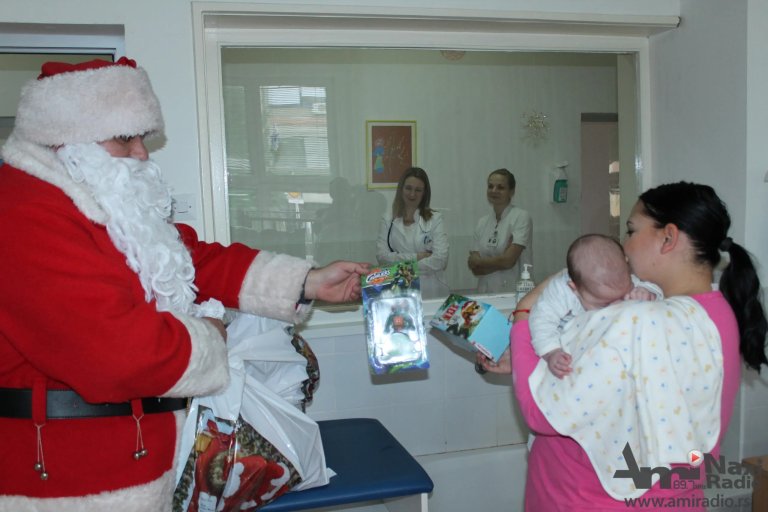 Deda Mraz obradovao mališane na Dečjem odeljenju