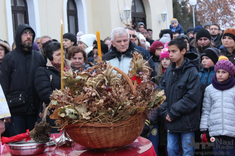 Paljenjem badnjaka obeležen Badnji dan