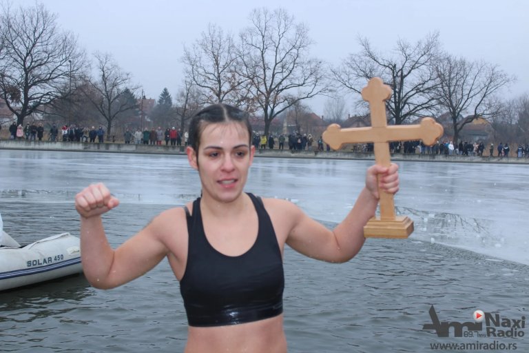Dragana Golić prva doplivala do bogojavljenskog krsta